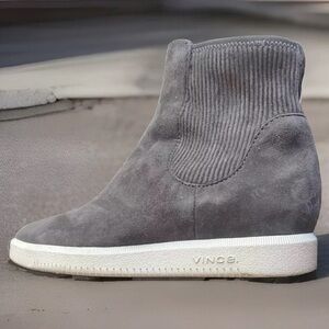 Vince Newlyn Chelsea Slip On Sneaker Suede  Ankle Boots Grey Nubuck 7.5 EUC
